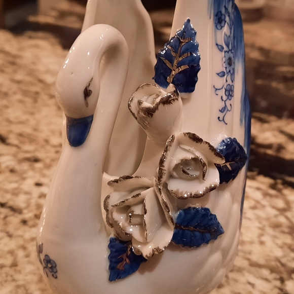 Delftware Style Swan Vase - Picture 2 of 7